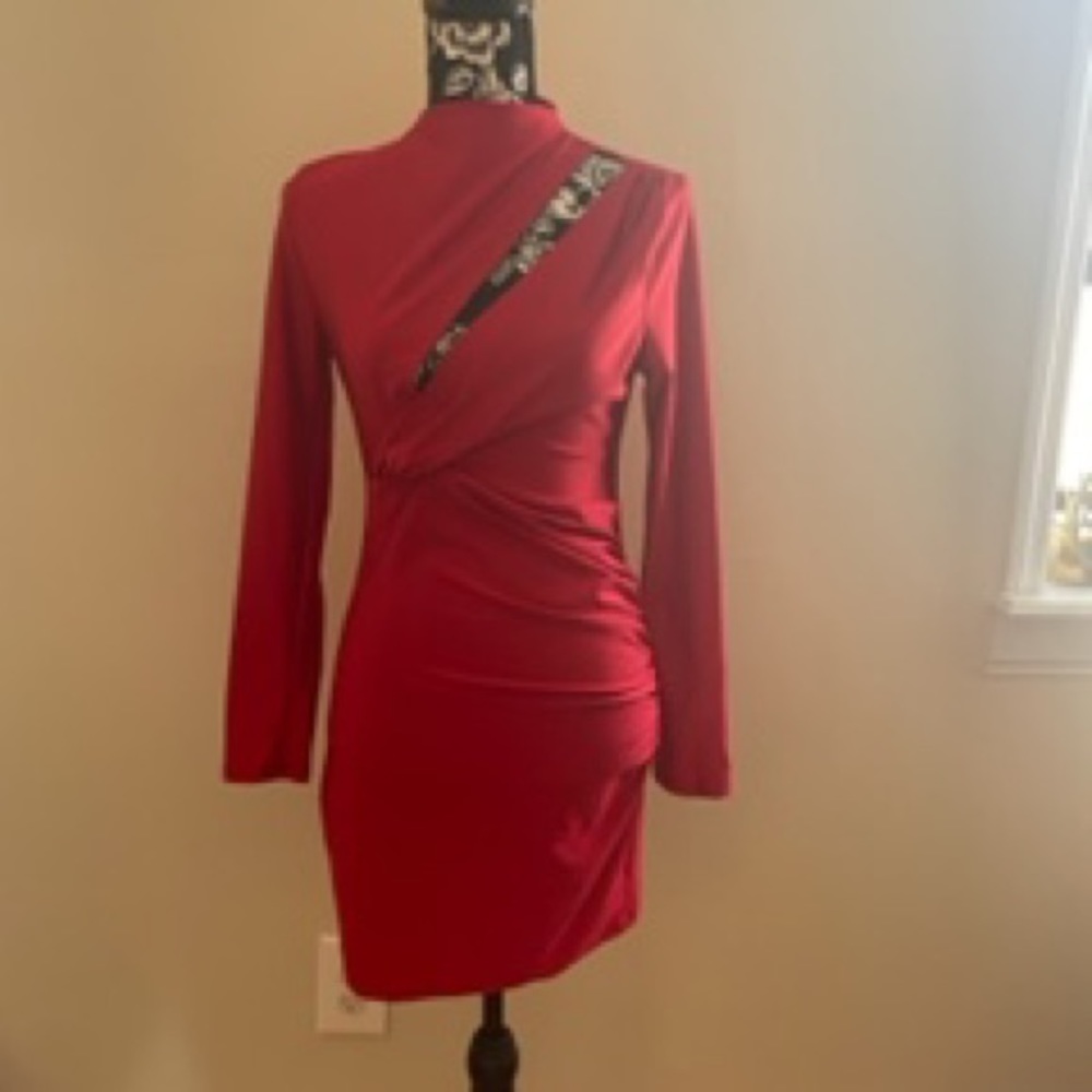 Dress with asymmetrical cutout